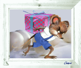 gif animé paques une souris transporte un paquet cadeau